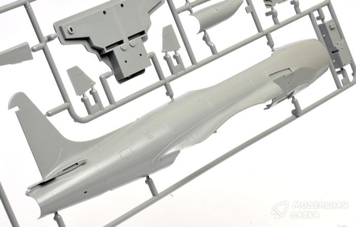 Сборная модель американский самолет T-33A "Shooting Star" Ранняя версия в масштабе 1:48 GWH Сборная модель американский самолет T-33A "Shooting Star" Ранняя версия GWH