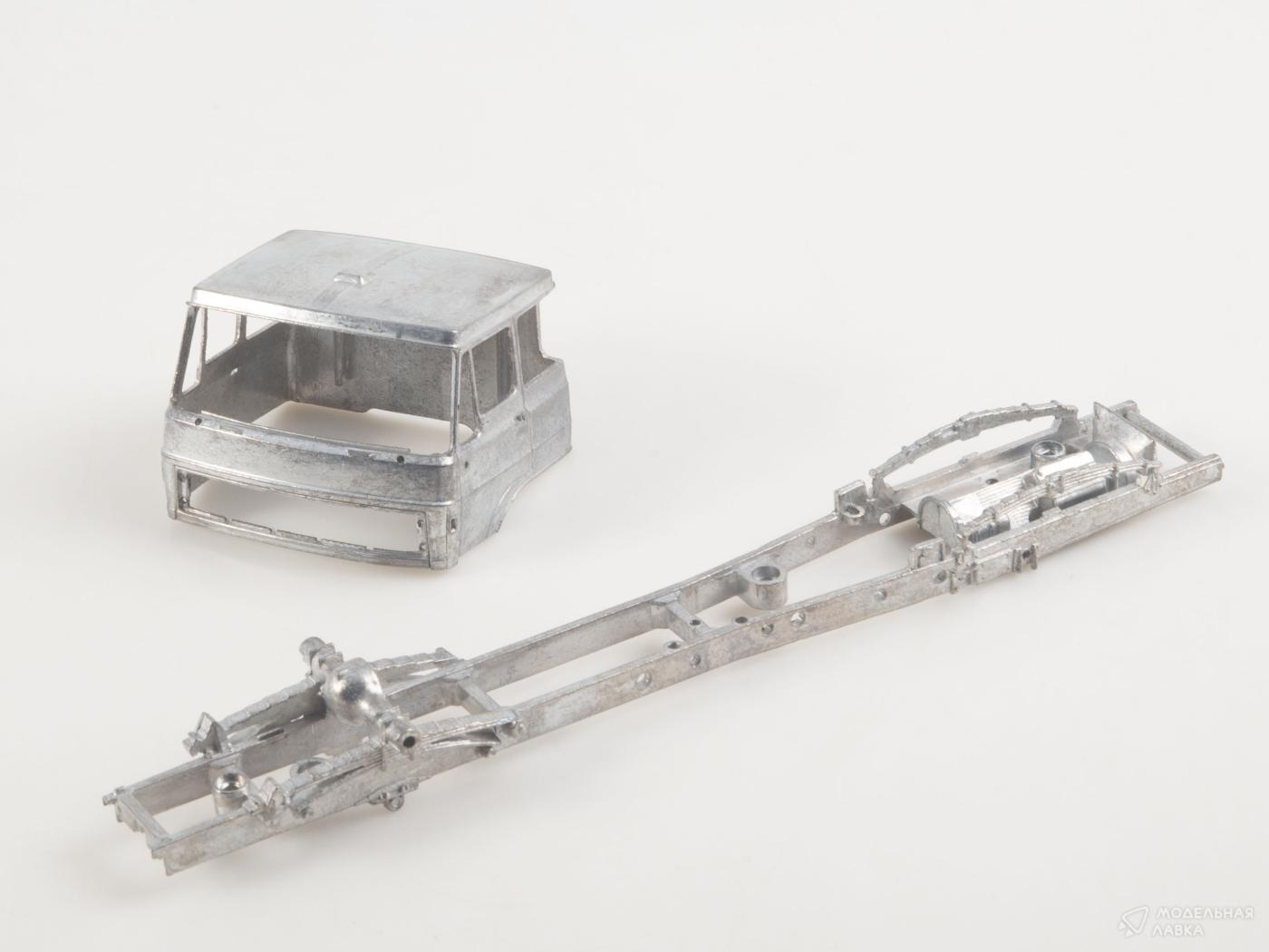 Сборная модель бортовой автомобиль SKODA 100.05 AVD Models