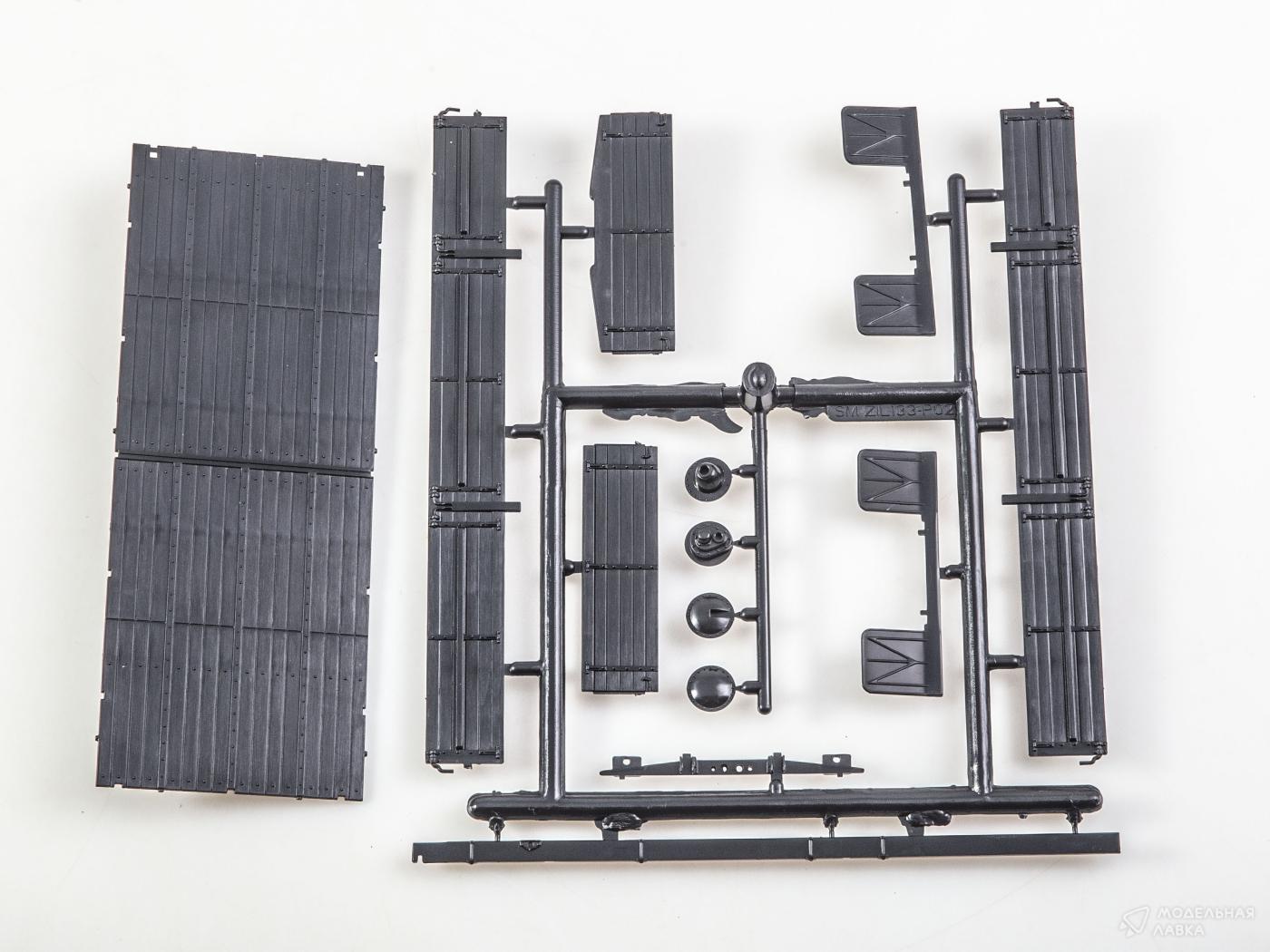 Сборная модель бортовой автомобиль ЗИЛ-133ГЯ AVD Models