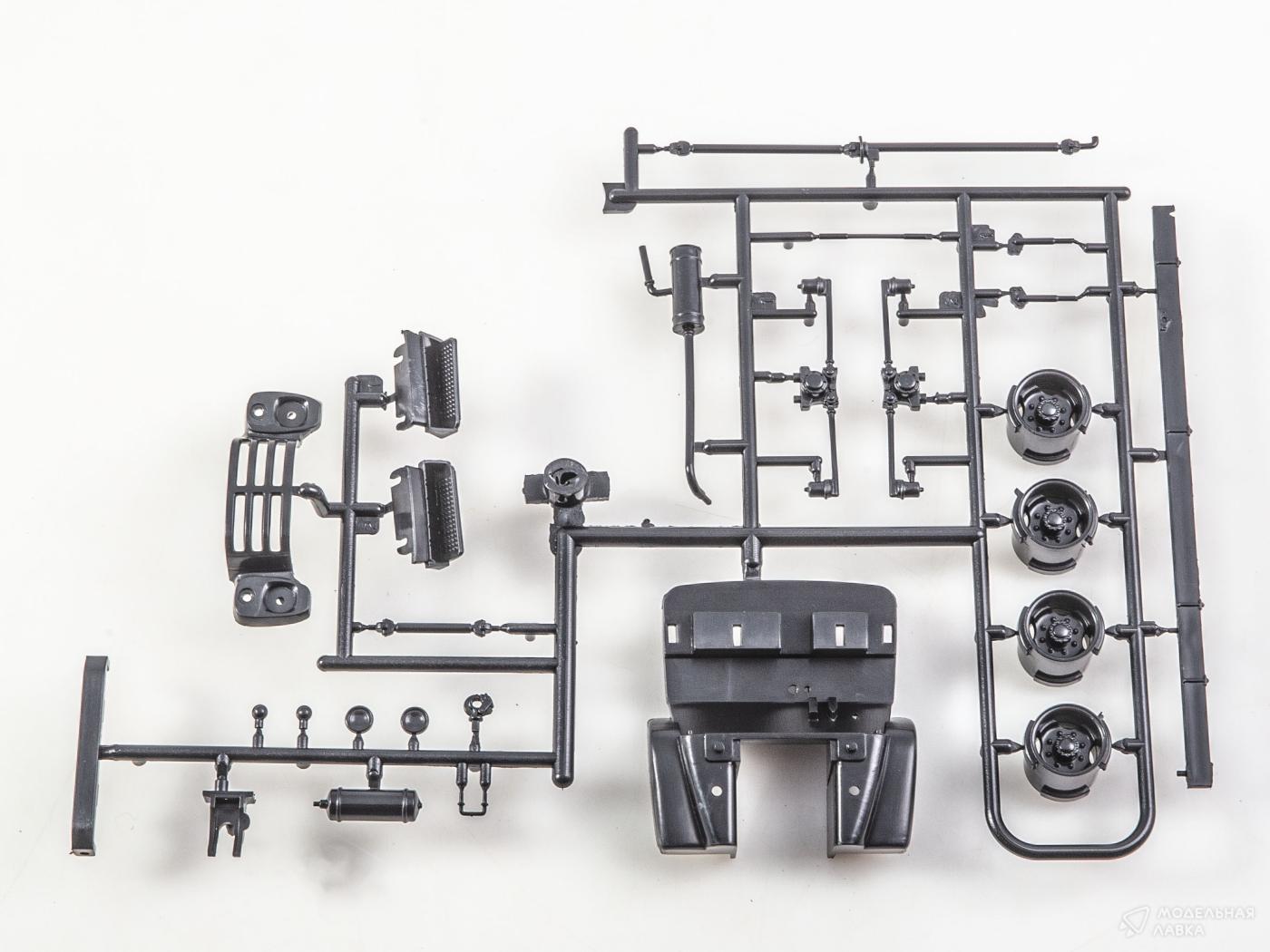 Сборная модель бортовой автомобиль ЗИЛ-133ГЯ AVD Models