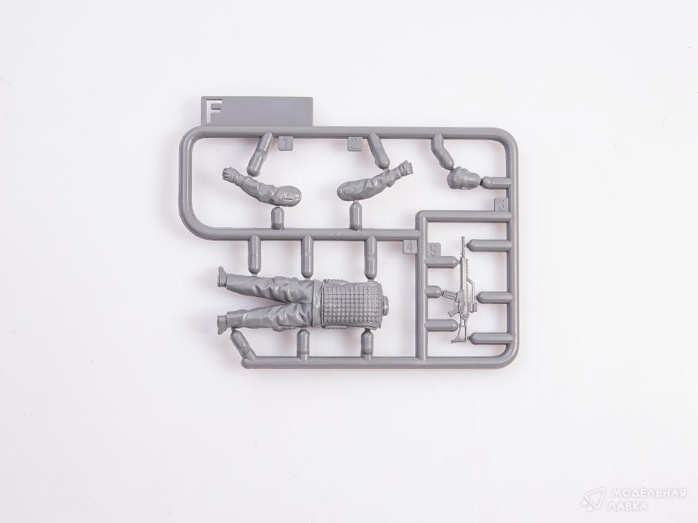 Сборная модель Bundeswehr T3 Transporter Bus в масштабе 1:35 TAKOM Сборная модель Bundeswehr T3 Transporter Bus TAKOM