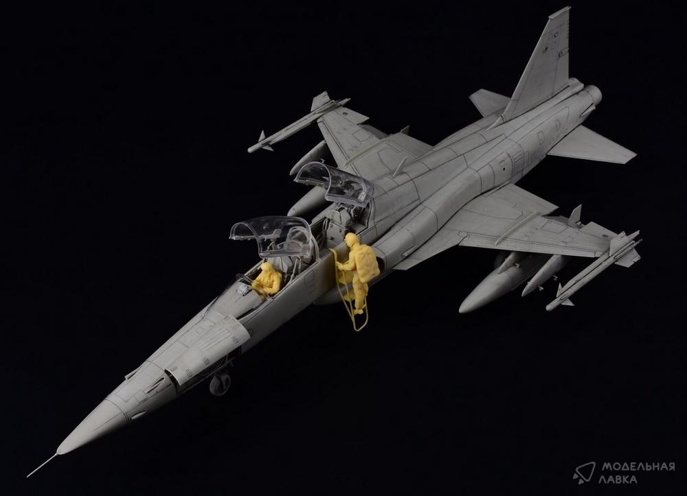 Сборная модель F-5F "Tiger II" в масштабе 1:32 Kitty Hawk Сборная модель F-5F "Tiger II" Kitty Hawk