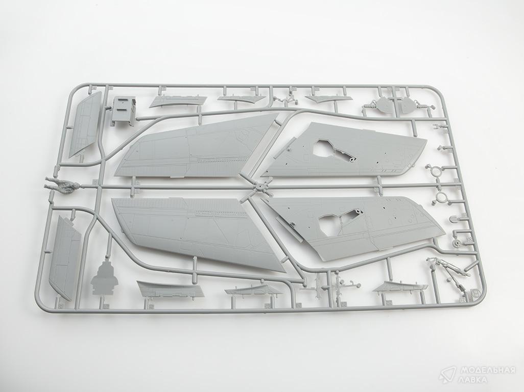 Сборная модель F-84F Thunderstreak в масштабе 1:48 KINETIC Сборная модель F-84F Thunderstreak KINETIC