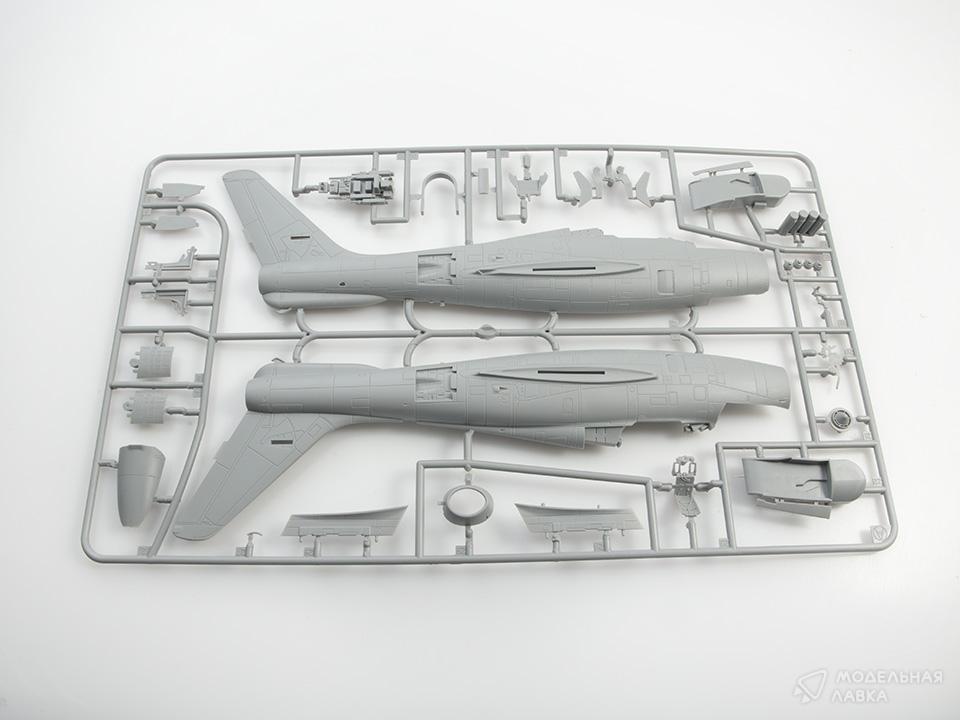 Сборная модель F-84F Thunderstreak в масштабе 1:48 KINETIC Сборная модель F-84F Thunderstreak KINETIC