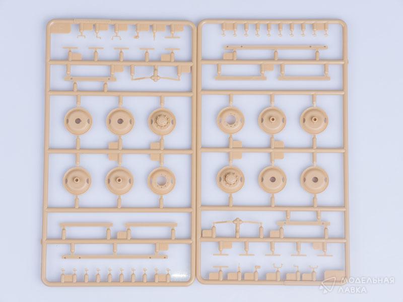 Сборная модель грузовик US White 666 Cargo (Hard Top) в масштабе 1:35 Hobby Boss Сборная модель грузовик US White 666 Cargo (Hard Top) Hobby Boss
