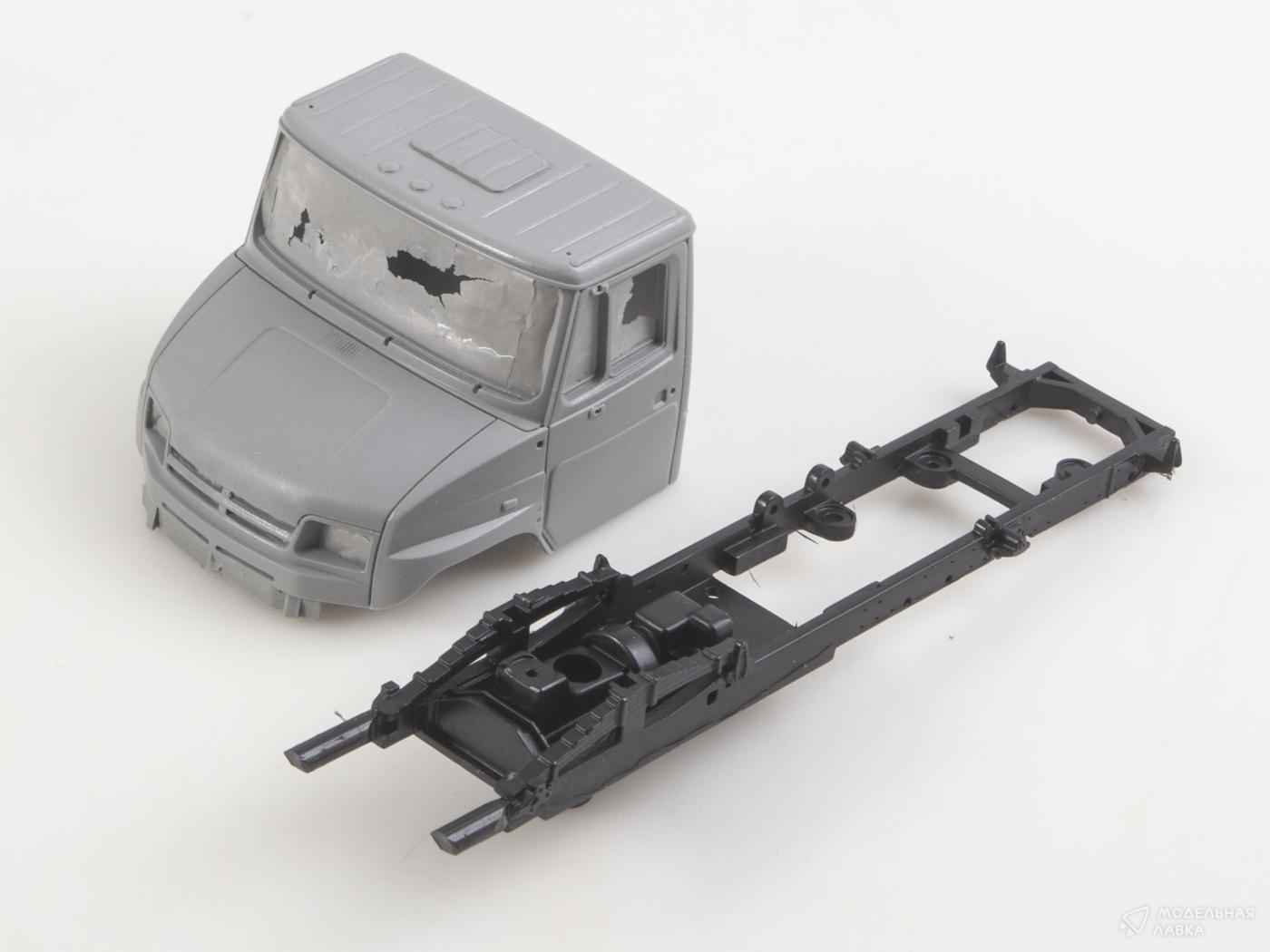 Сборная модель грузовой автомобиль ЗИЛ-95301ФА AVD Models