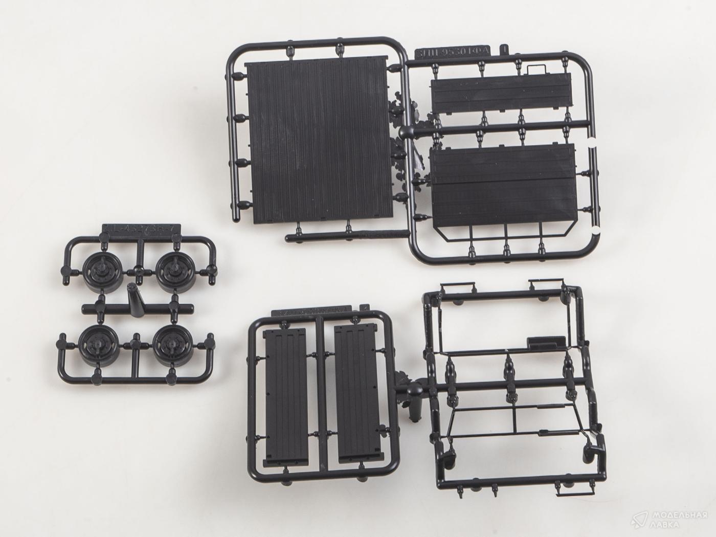 Сборная модель грузовой автомобиль ЗИЛ-95301ФА AVD Models