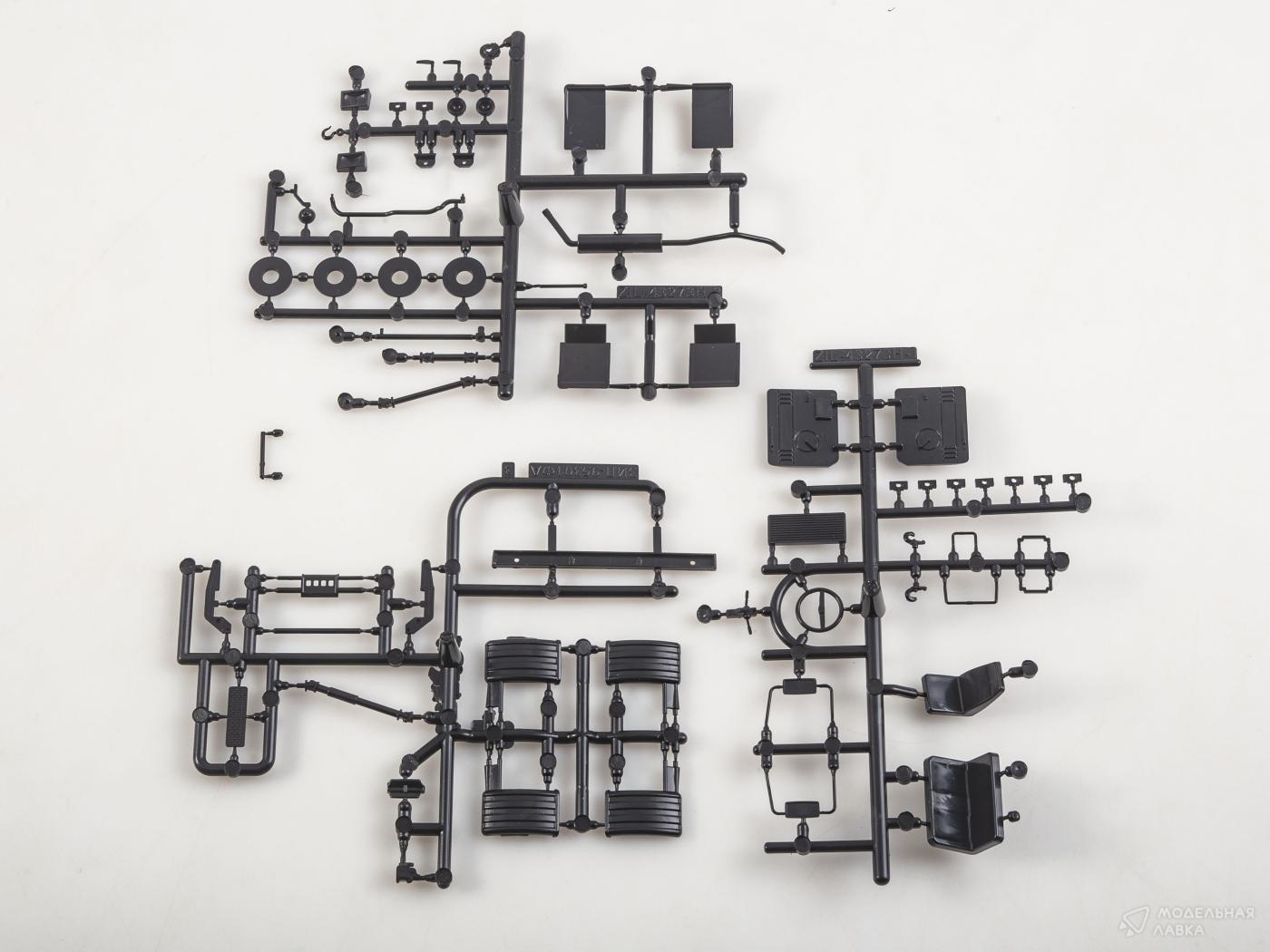 Сборная модель грузовой автомобиль ЗИЛ-95301ФА AVD Models