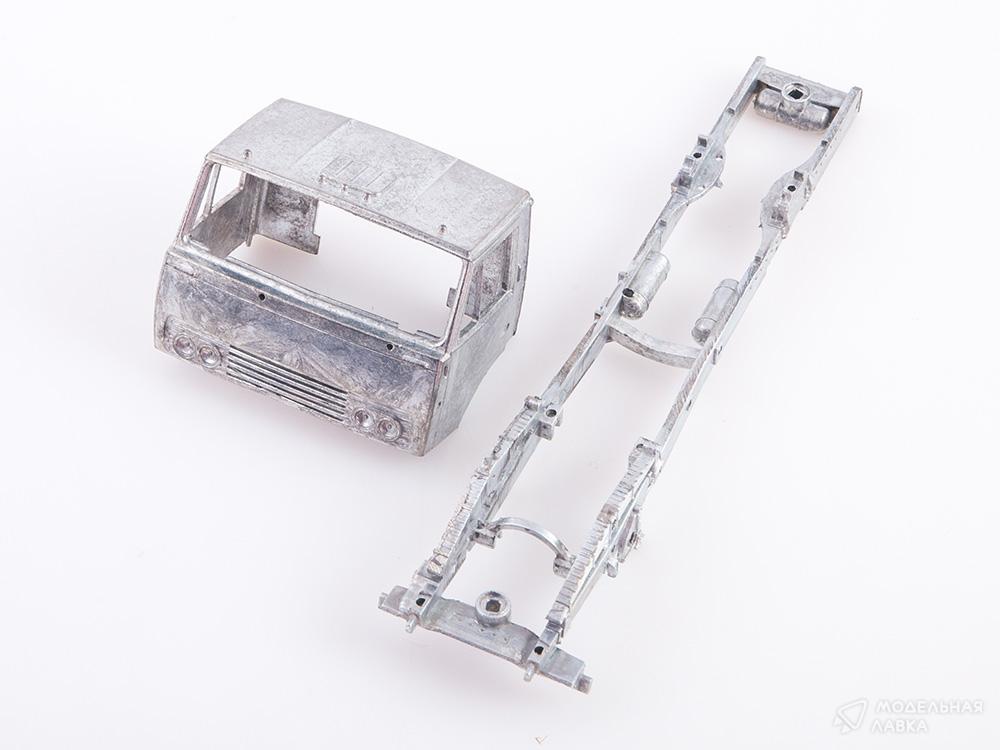 Сборная модель КАМАЗ-2Э5410 в масштабе 1:43 AVD Models Сборная модель КАМАЗ-2Э5410 AVD Models