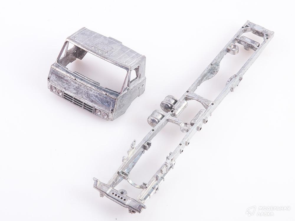 Сборная модель КАМАЗ-Э5320 в масштабе 1:43 AVD Models Сборная модель КАМАЗ-Э5320 AVD Models