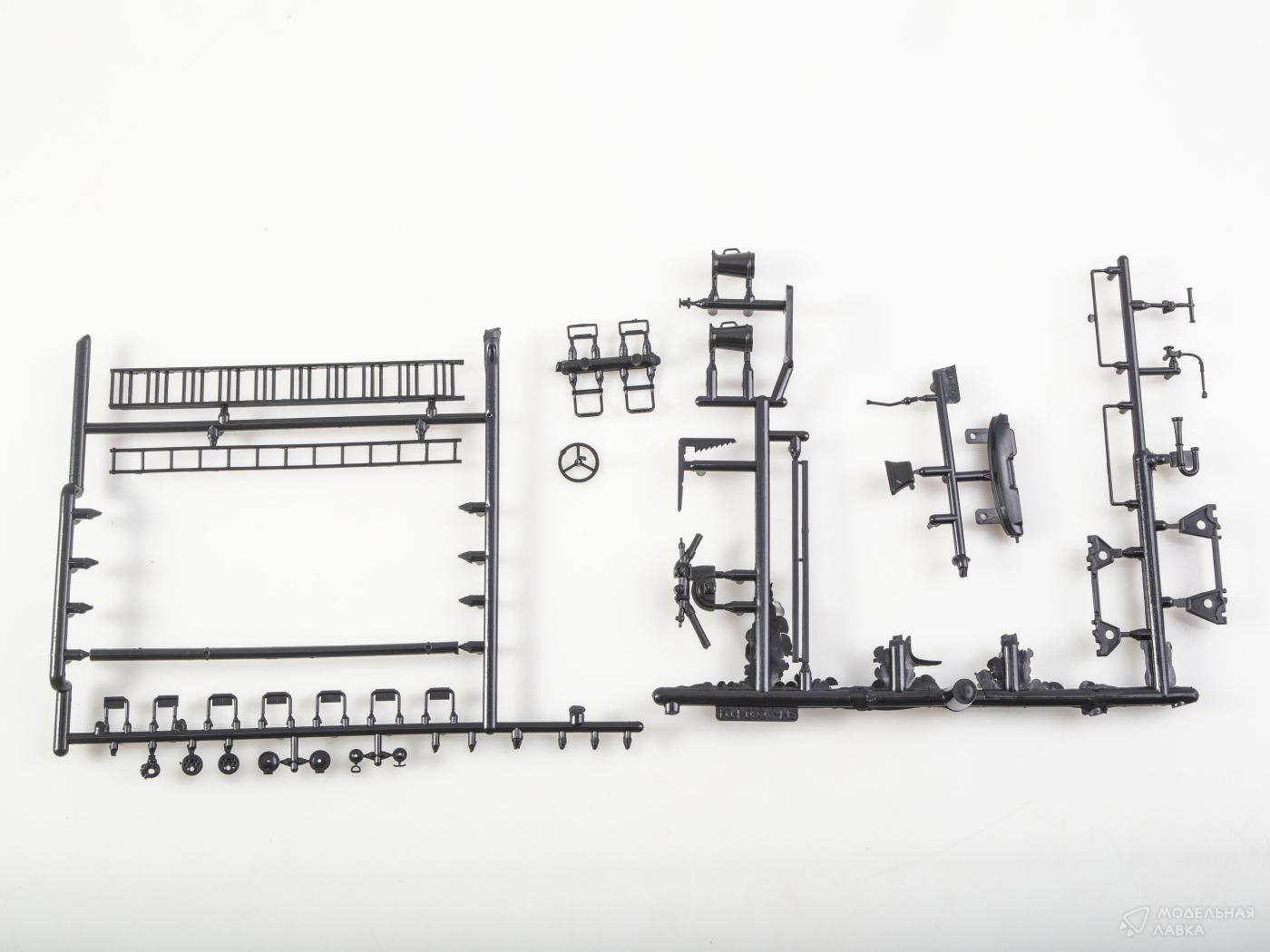 Сборная модель пожарная автоцистерна АЦ-40 (133ГЯ)-181А AVD Models