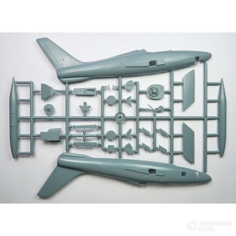 Сборная модель RF-84F Thunderflash в масштабе 1:72 Sword Сборная модель RF-84F Thunderflash Sword