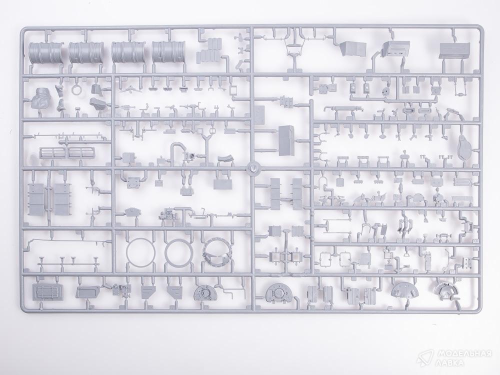 Сборная модель российский основной боевой танк Т-90 с клеем, кисточкой и красками. в масштабе 1:35 Звезда Сборная модель российский основной боевой танк Т-90 с клеем, кисточкой и красками. Звезда