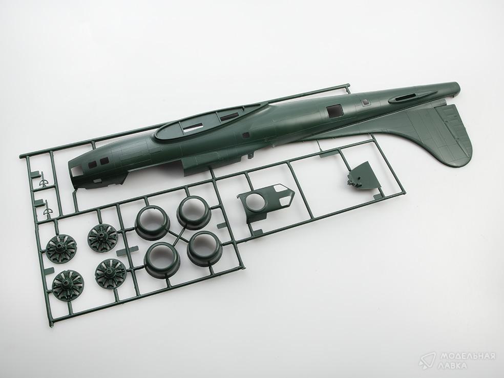 Сборная модель самолет B-17F "Memphis Belle" в масштабе 1:48 Revell Сборная модель самолет B-17F "Memphis Belle" Revell