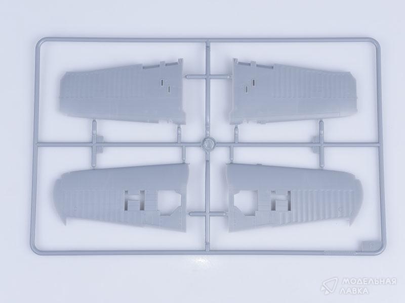 Сборная модель самолет F4U-4B Corsair в масштабе 1:48 Hobby Boss Сборная модель самолет F4U-4B Corsair Hobby Boss