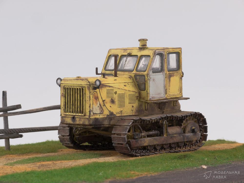 Сборная модель гусеничный трактор Т-100 в масштабе 1:43 AVD Models Сборная модель гусеничный трактор Т-100 AVD Models