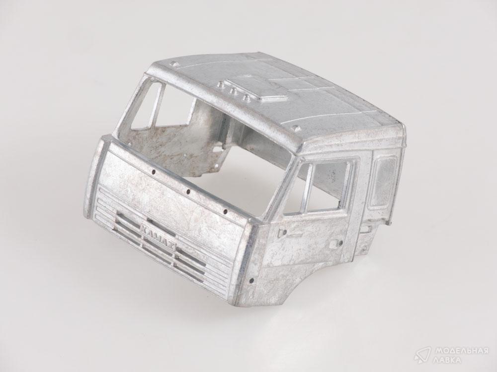Сборная модель КАМАЗ-43118 6x6 бортовой с тентом в масштабе 1:43 AVD Models Сборная модель КАМАЗ-43118 6x6 бортовой с тентом AVD Models