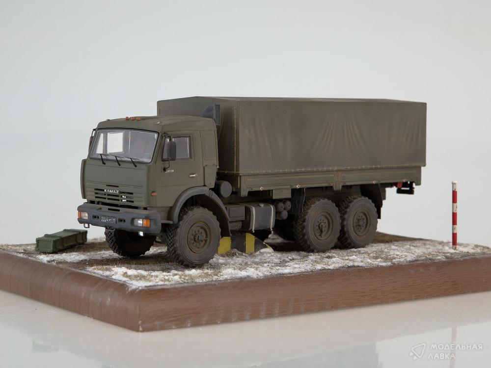 Сборная модель КАМАЗ-43118 6x6 бортовой с тентом в масштабе 1:43 AVD Models Сборная модель КАМАЗ-43118 6x6 бортовой с тентом AVD Models