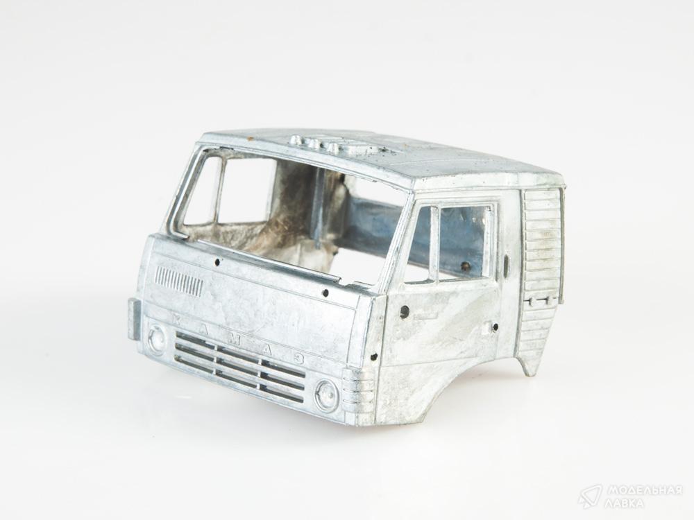 Сборная модель КАМАЗ-53212 контейнеровоз в масштабе 1:43 AVD Models Сборная модель КАМАЗ-53212 контейнеровоз AVD Models