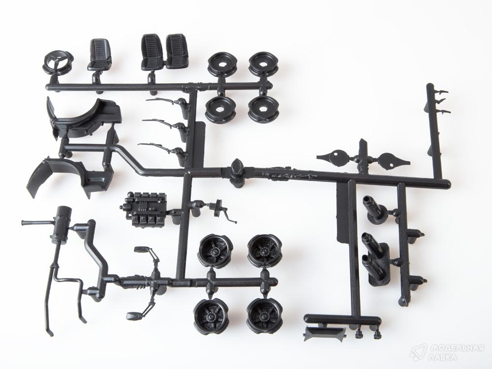 Сборная модель КАМАЗ-54112 с полуприцепом НЕФАЗ-96742 в масштабе 1:43 AVD Models Сборная модель КАМАЗ-54112 с полуприцепом НЕФАЗ-96742 AVD Models