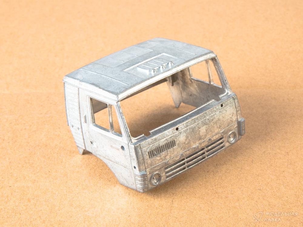 Сборная модель КАМАЗ-54112 с полуприцепом НЕФАЗ-96742 в масштабе 1:43 AVD Models Сборная модель КАМАЗ-54112 с полуприцепом НЕФАЗ-96742 AVD Models