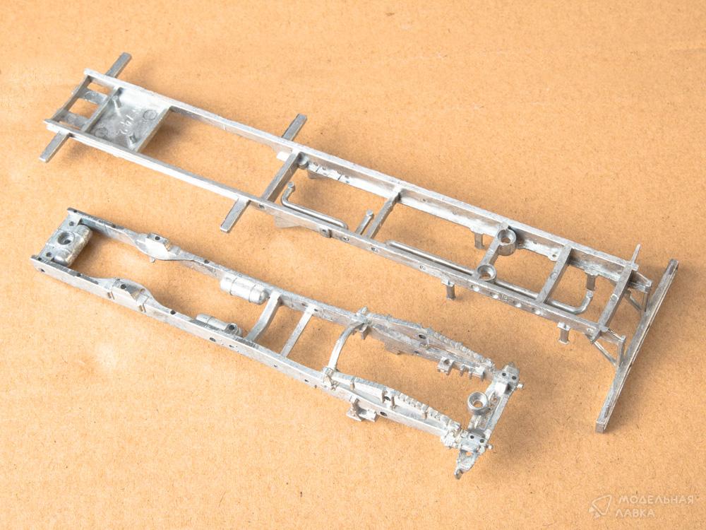 Сборная модель КАМАЗ-54112 с полуприцепом НЕФАЗ-96742 в масштабе 1:43 AVD Models Сборная модель КАМАЗ-54112 с полуприцепом НЕФАЗ-96742 AVD Models