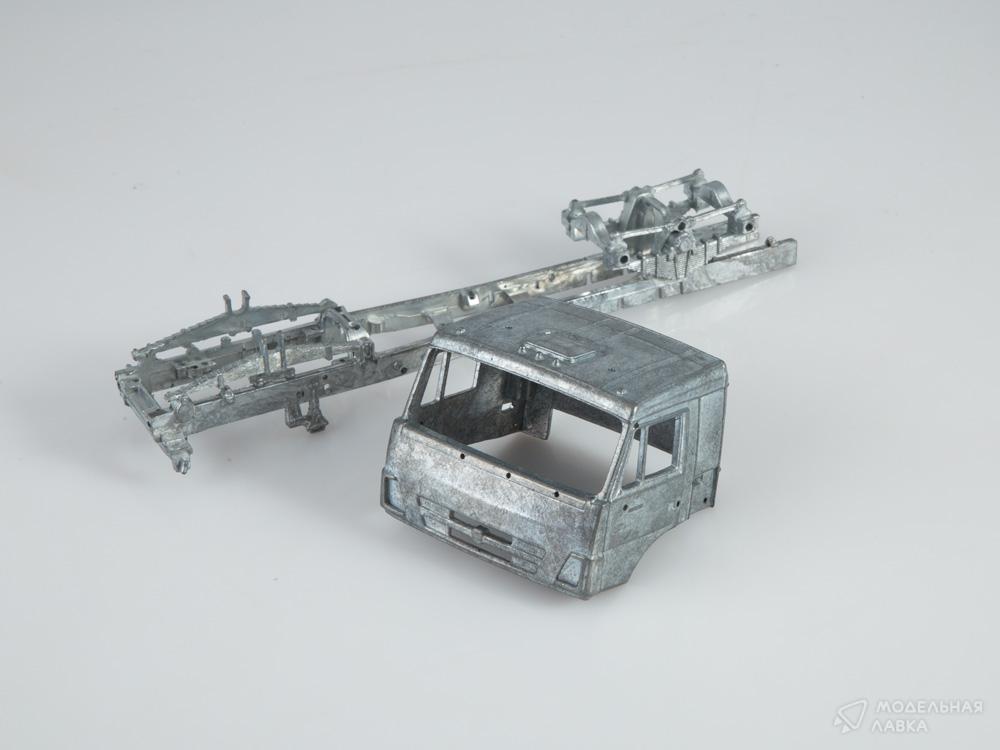 Сборная модель КАМАЗ-65225 (рестайлинг) седельный тягач в масштабе 1:43 AVD Models Сборная модель КАМАЗ-65225 (рестайлинг) седельный тягач AVD Models