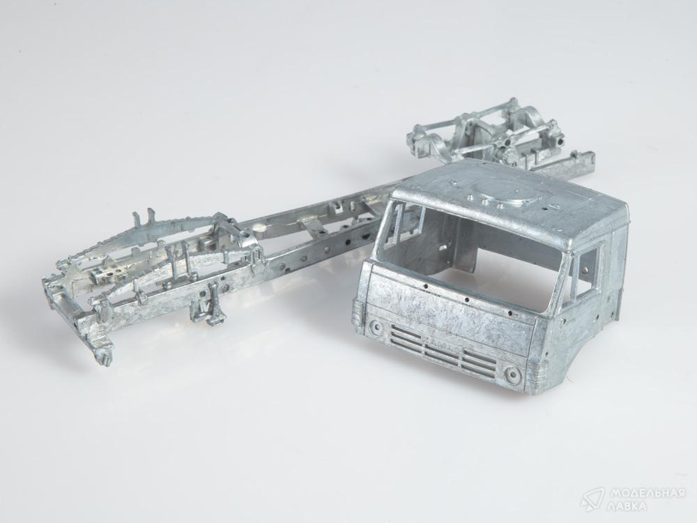 Сборная модель КАМАЗ-65225 седельный тягач в масштабе 1:43 AVD Models Сборная модель КАМАЗ-65225 седельный тягач AVD Models