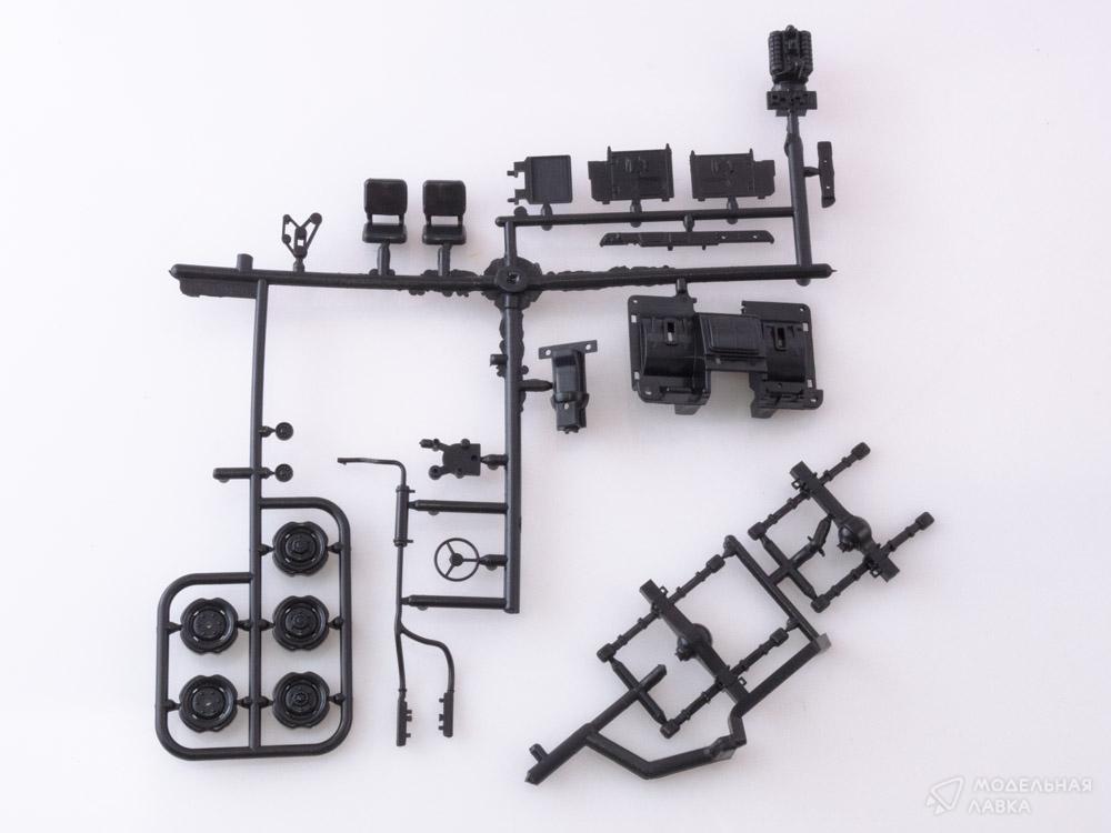 Сборная модель командно-штабная машина КШМ Р-142 (66) в масштабе 1:43 AVD Models Сборная модель командно-штабная машина КШМ Р-142 (66) AVD Models