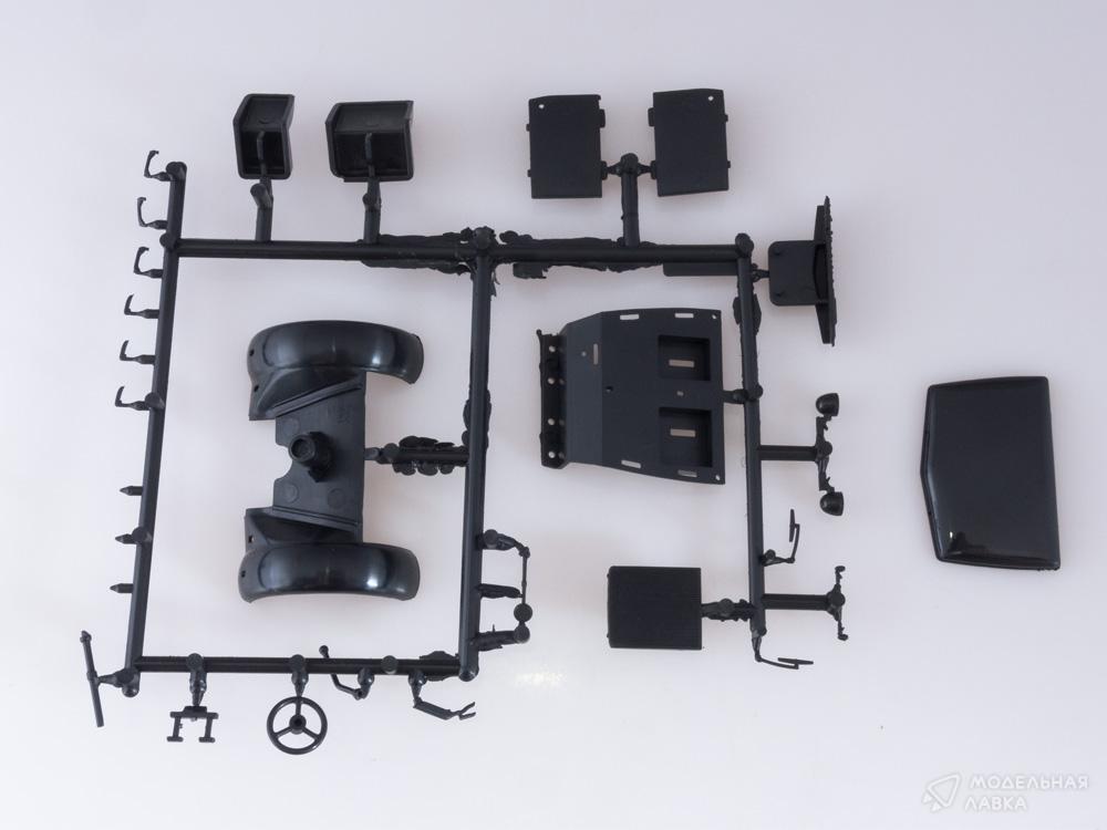 Сборная модель МАЗ-200В с полуприцепом МАЗ-5217 в масштабе 1:43 AVD Models Сборная модель МАЗ-200В с полуприцепом МАЗ-5217 AVD Models