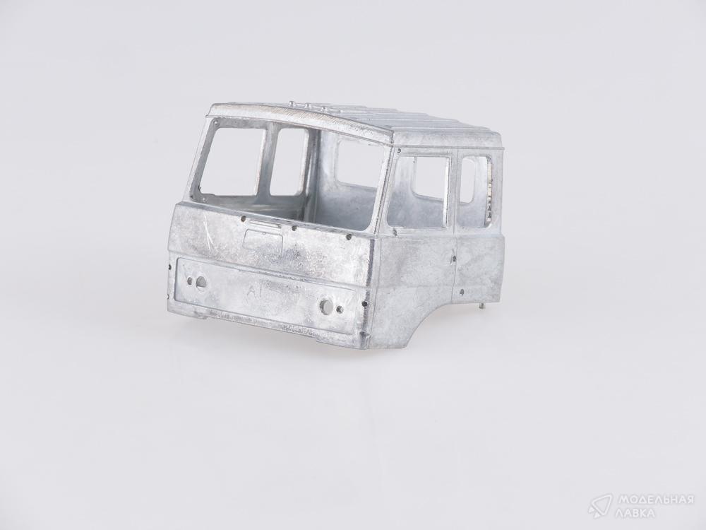 Сборная модель МАЗ-6422 ранний в масштабе 1:43 AVD Models Сборная модель МАЗ-6422 ранний AVD Models