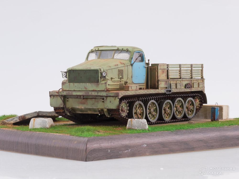 Сборная модель тяжелый артиллерийский тягач АТ-Т в масштабе 1:43 AVD Models Сборная модель тяжелый артиллерийский тягач АТ-Т AVD Models