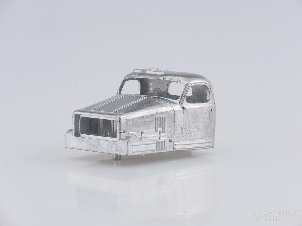 Сборная модель тяжелый артиллерийский тягач АТ-Т в масштабе 1:43 AVD Models Сборная модель тяжелый артиллерийский тягач АТ-Т AVD Models