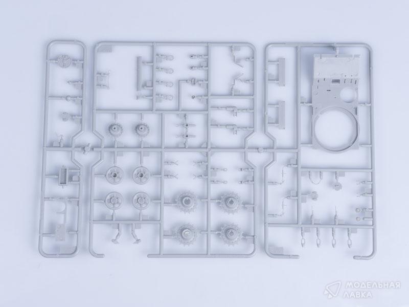Сборная модель танк Russian KV-1 Model 1941 KV Small Turret Tank в масштабе 1:48 Hobby Boss Сборная модель танк Russian KV-1 Model 1941 KV Small Turret Tank Hobby Boss
