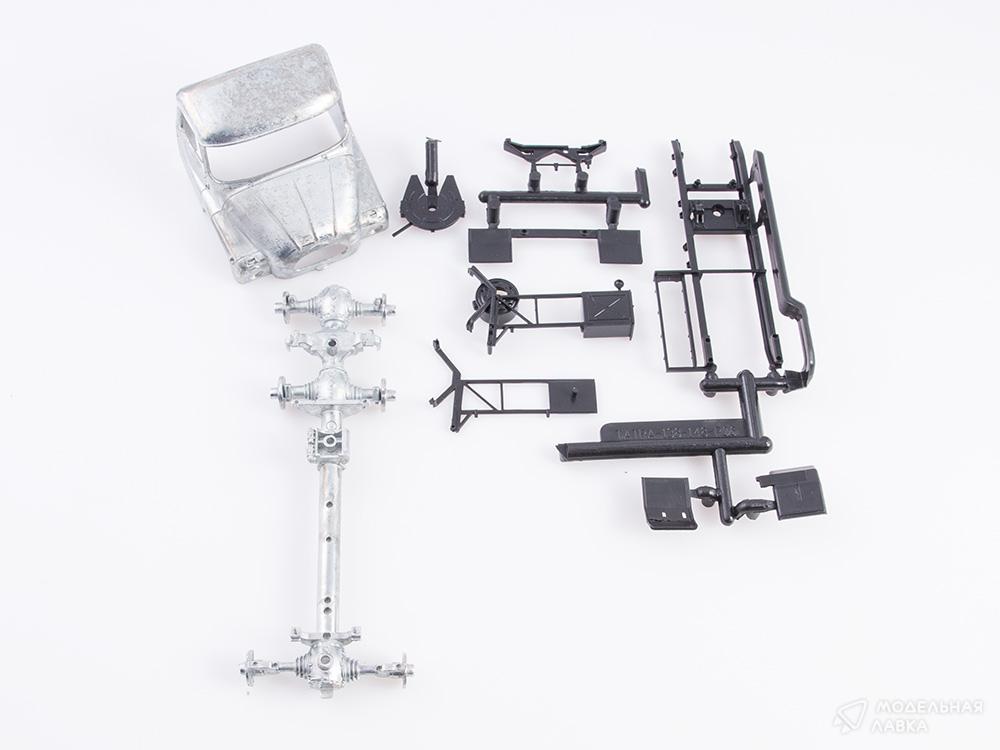 Сборная модель Tatra T-138 NT 6x6 тягач в масштабе 1:43 AVD Models Сборная модель Tatra T-138 NT 6x6 тягач AVD Models