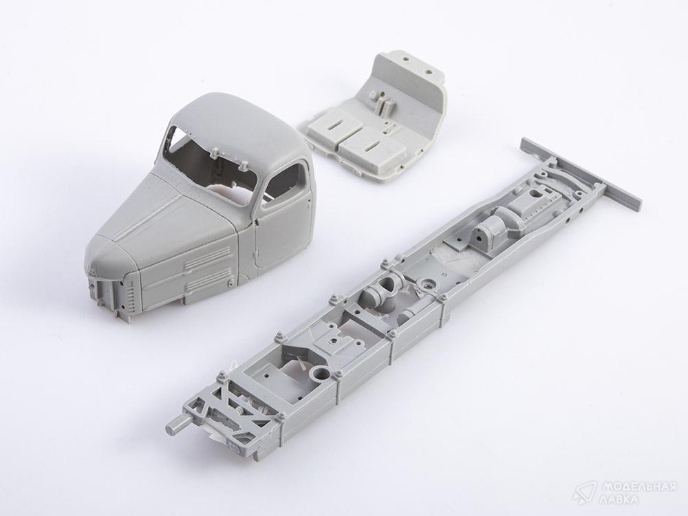 Сборная модель вездеход ЗИЛ-132С в масштабе 1:43 AVD Models Сборная модель вездеход ЗИЛ-132С AVD Models
