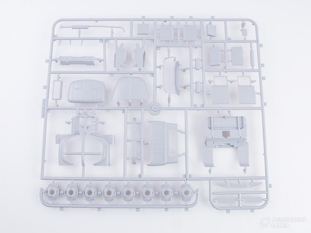 Сборная модель ЗИЛ-130 бортовой в масштабе 1:35 AVD Models Сборная модель ЗИЛ-130 бортовой AVD Models