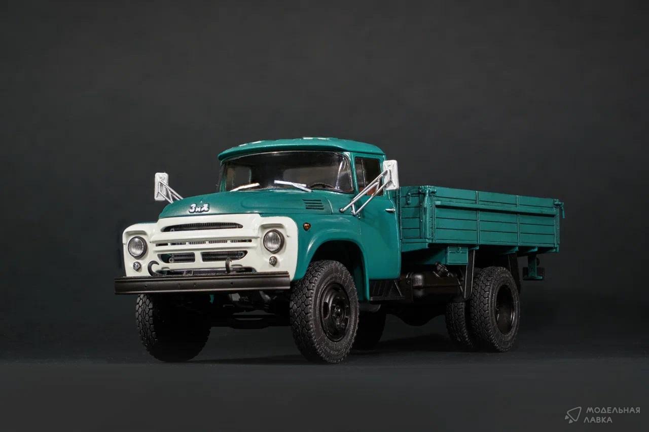 Сборная модель ЗИЛ-130 бортовой в масштабе 1:35 AVD Models Сборная модель ЗИЛ-130 бортовой AVD Models