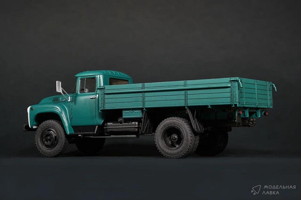 Сборная модель ЗИЛ-130 бортовой в масштабе 1:35 AVD Models Сборная модель ЗИЛ-130 бортовой AVD Models