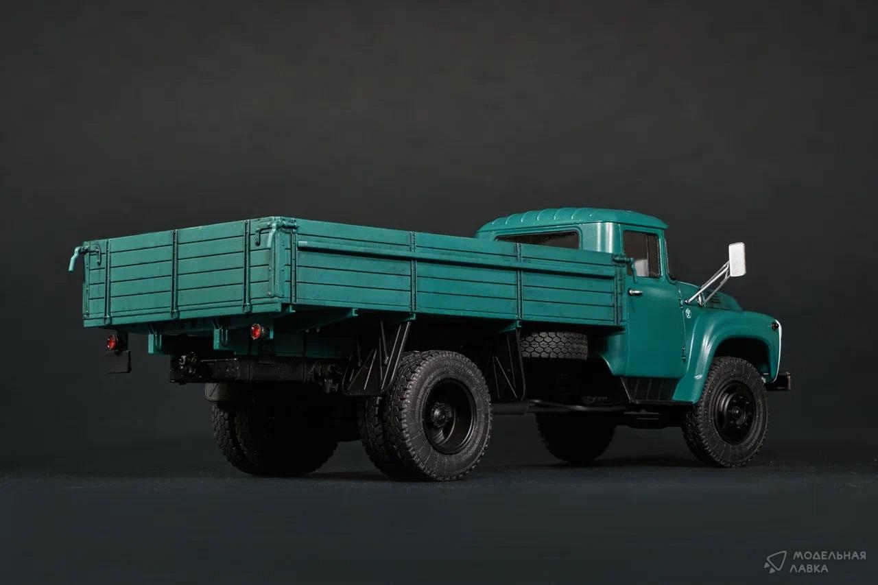 Сборная модель ЗИЛ-130 бортовой в масштабе 1:35 AVD Models Сборная модель ЗИЛ-130 бортовой AVD Models