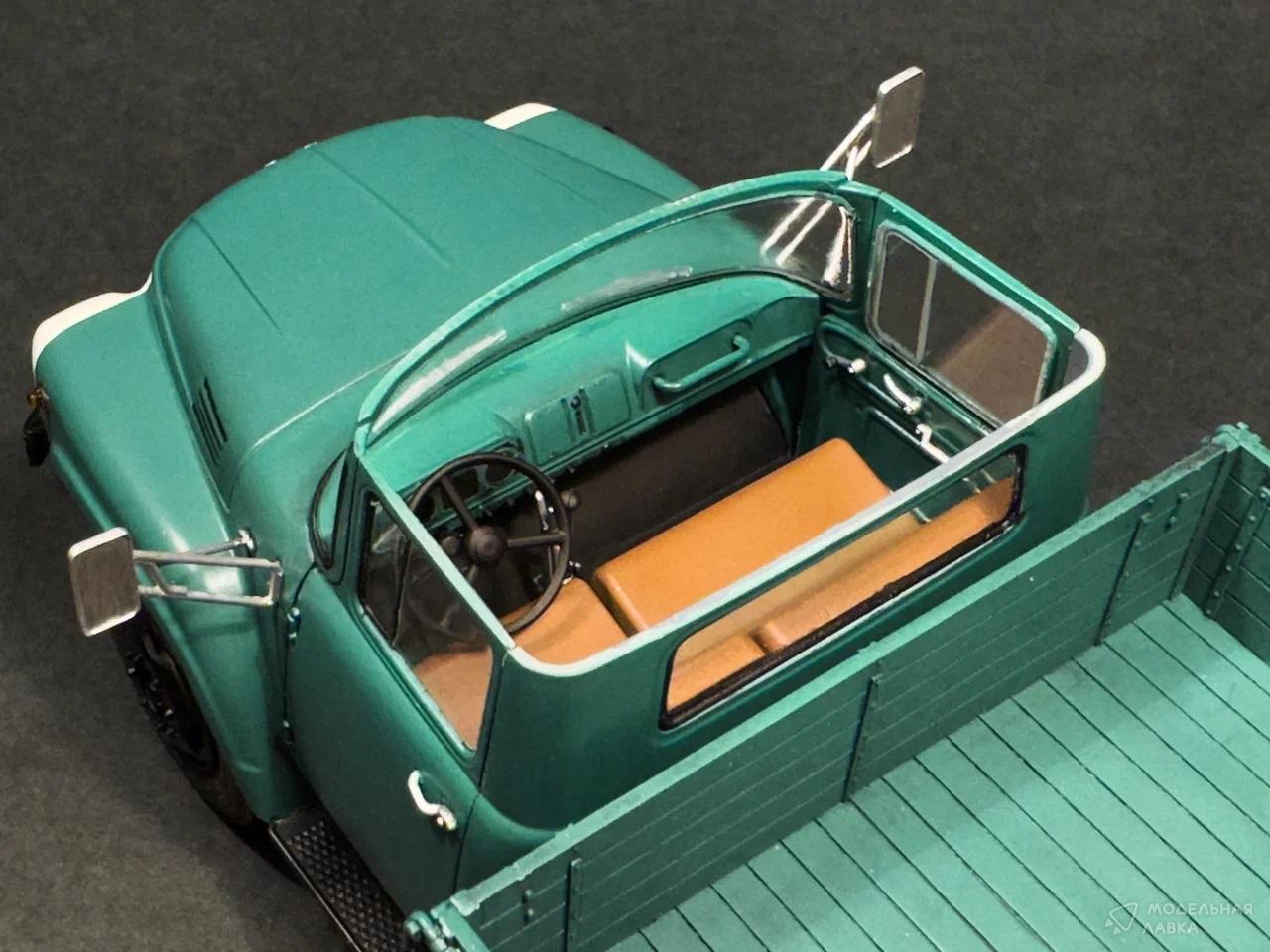 Сборная модель ЗИЛ-130 бортовой в масштабе 1:35 AVD Models Сборная модель ЗИЛ-130 бортовой AVD Models
