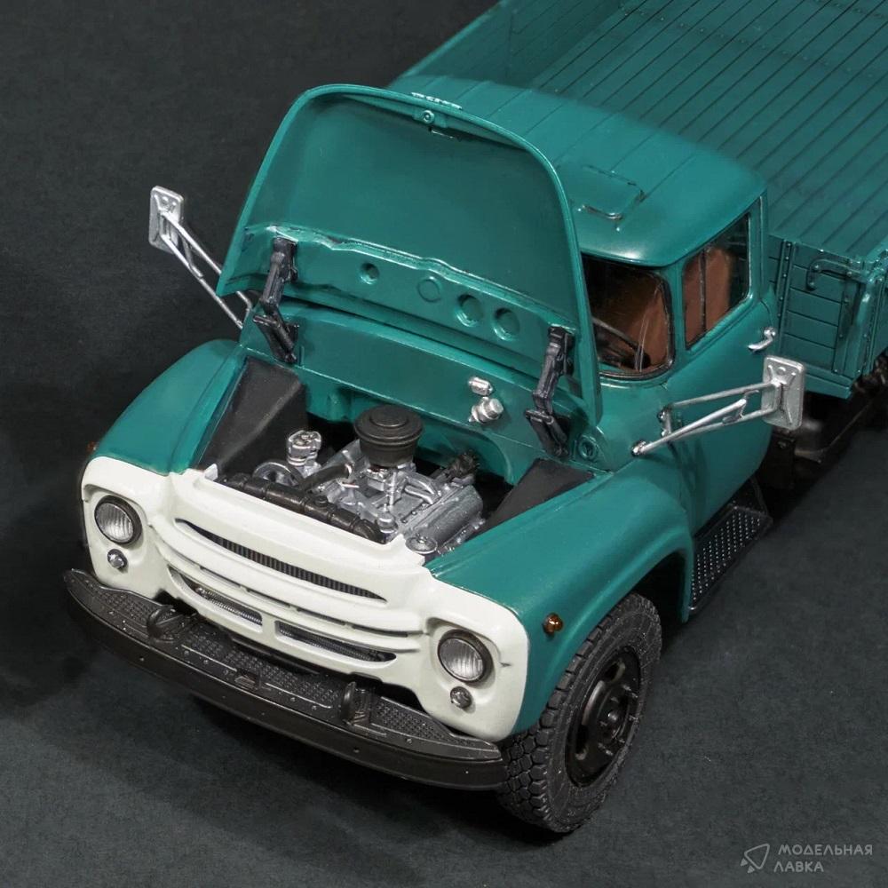 Сборная модель ЗИЛ-130 бортовой в масштабе 1:35 AVD Models Сборная модель ЗИЛ-130 бортовой AVD Models
