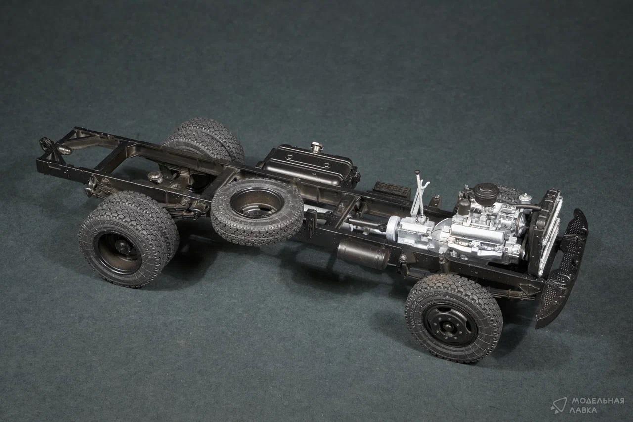 Сборная модель ЗИЛ-130 бортовой в масштабе 1:35 AVD Models Сборная модель ЗИЛ-130 бортовой AVD Models