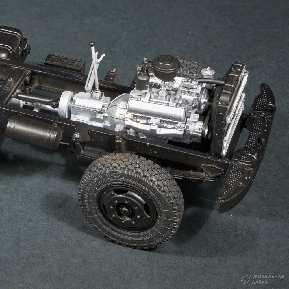 Сборная модель ЗИЛ-130 бортовой в масштабе 1:35 AVD Models Сборная модель ЗИЛ-130 бортовой AVD Models