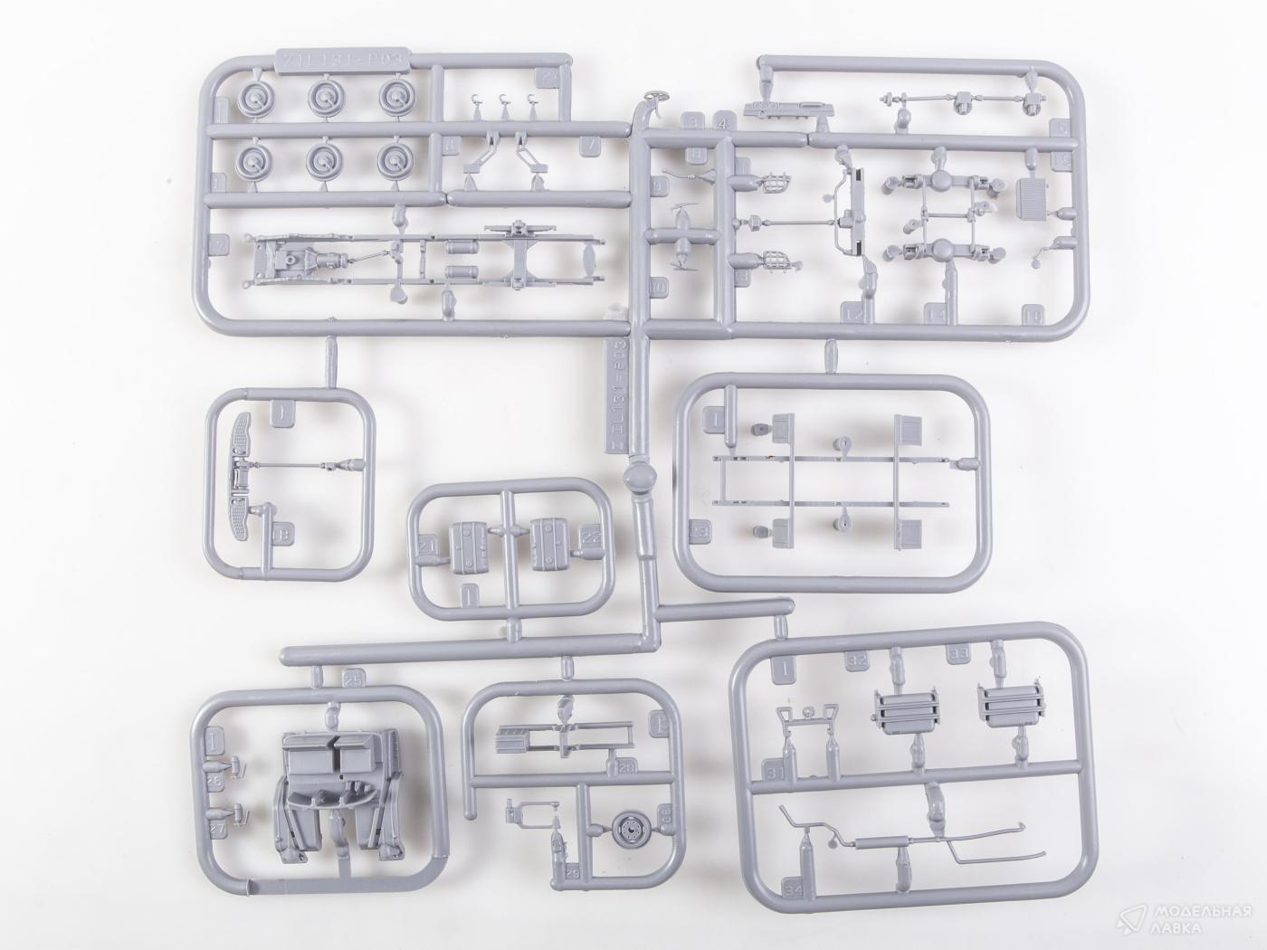 Сборная модель ЗИЛ-131 бортовой в масштабе 1:72 AVD Models Сборная модель ЗИЛ-131 бортовой AVD Models