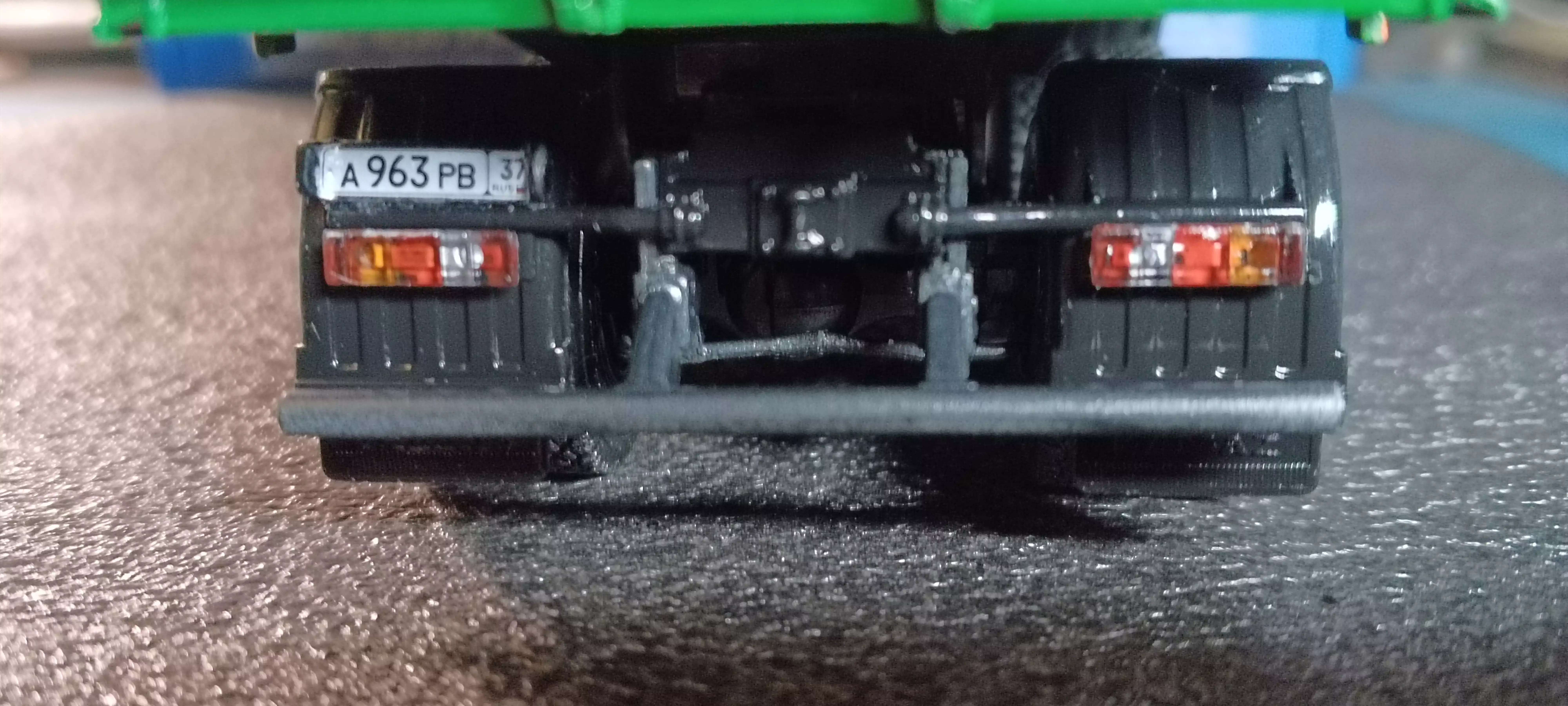 Сборная модель лесовоз с прицепом-роспуском 43204-10