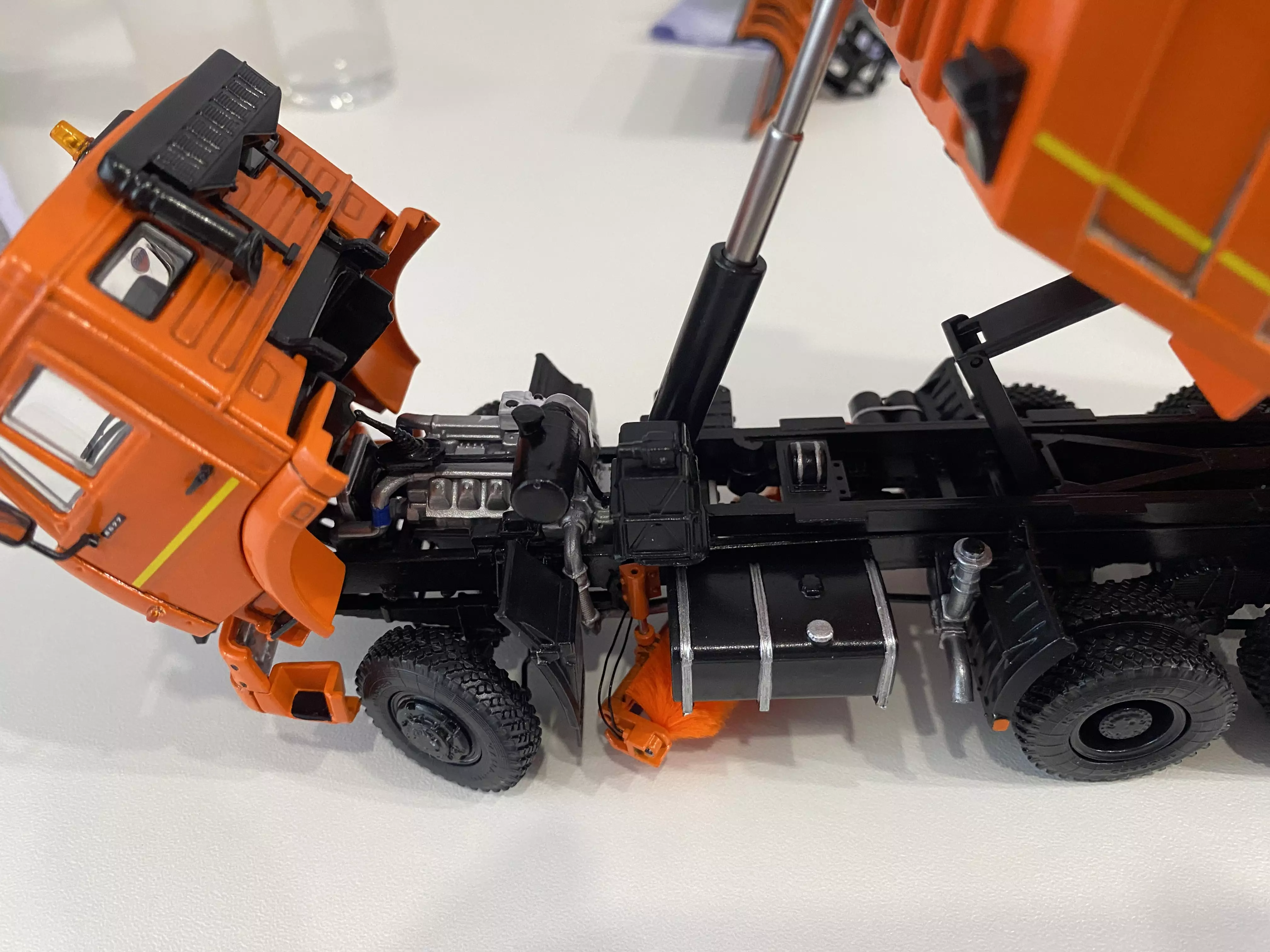 Сборная модель лесовоз с прицепом-роспуском 43204-10