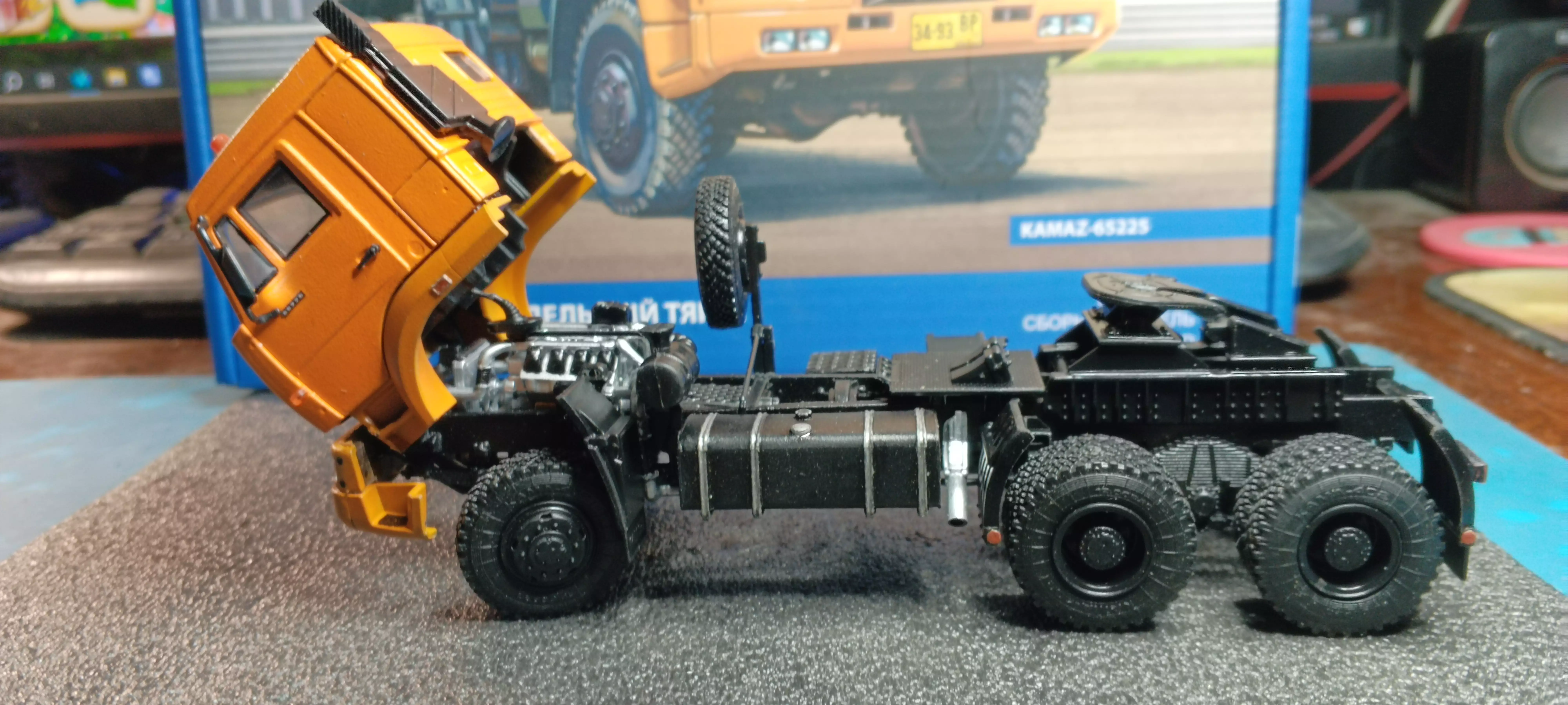 Сборная модель лесовоз с прицепом-роспуском 43204-10