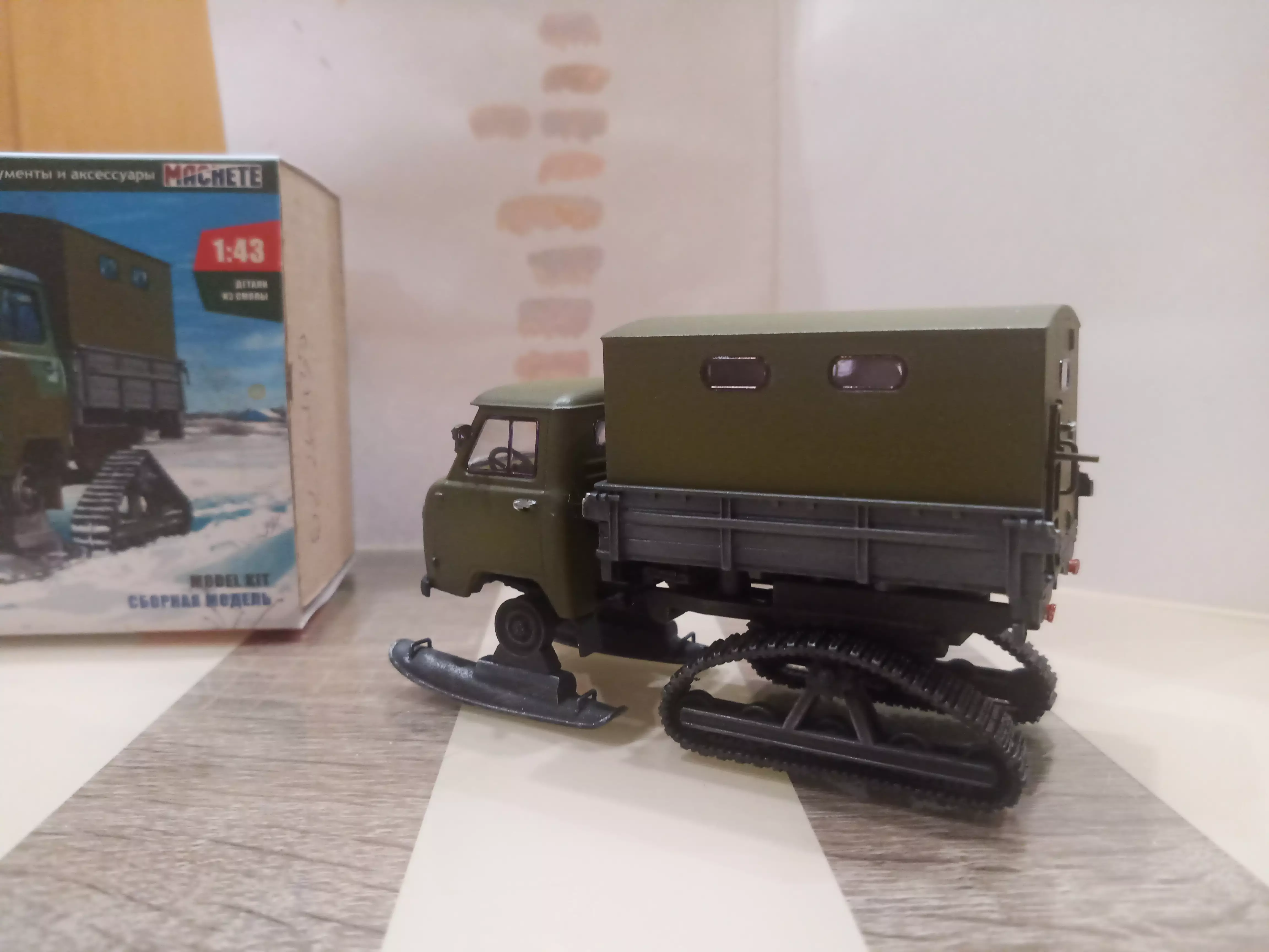 Сборная модель лесовоз с прицепом-роспуском 43204-10