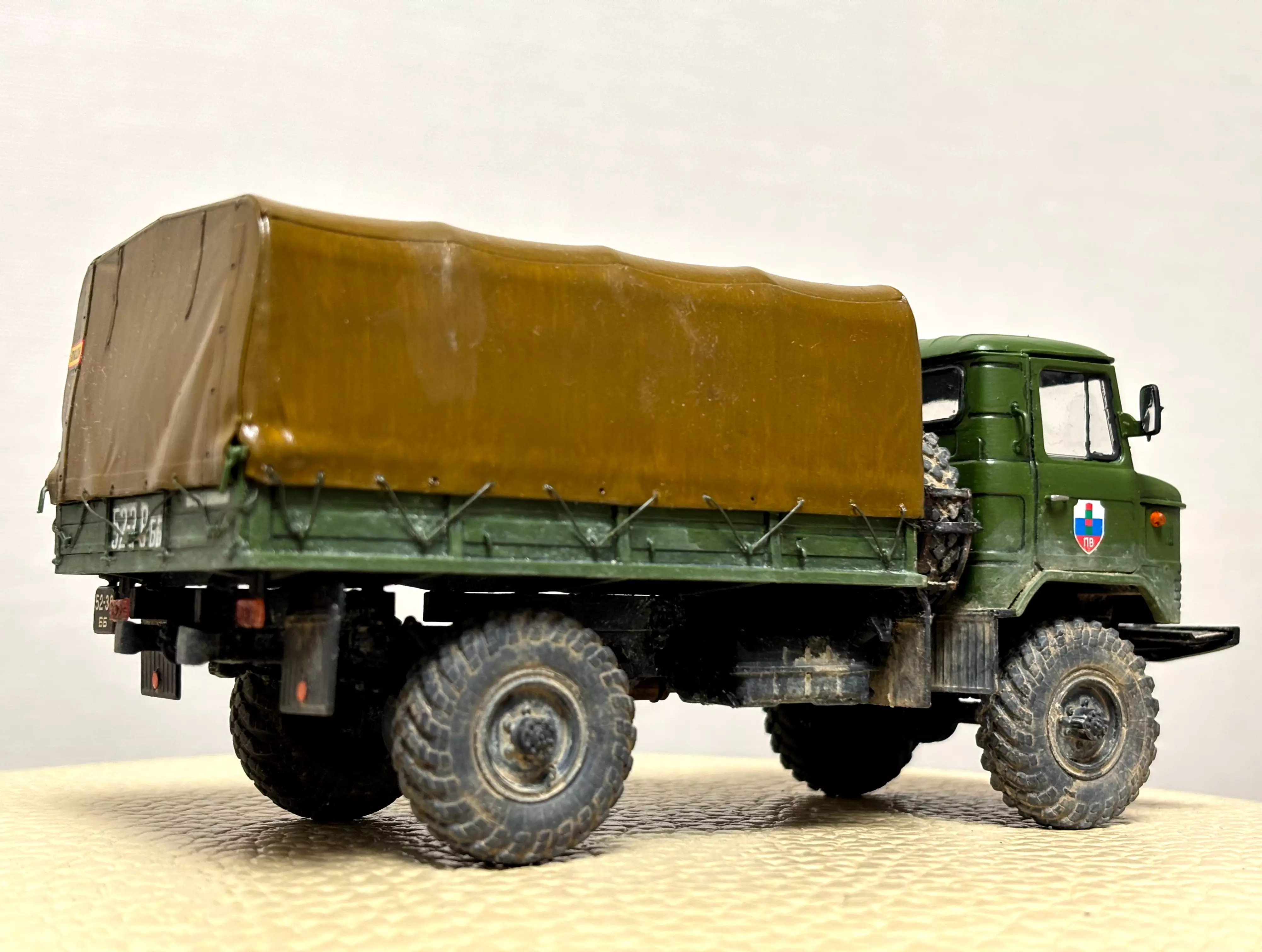 Сборная модель лесовоз с прицепом-роспуском 43204-10